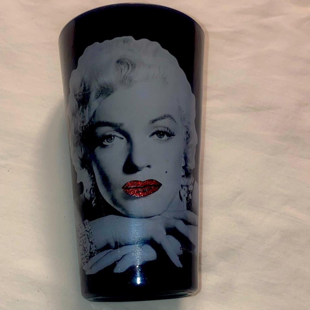 Marilyn Monroe Black and white red glitter lips pint glass 🫦